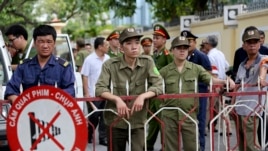 Nhân viên an ninh Việt Nam canh gác bên ngoài khu vực của Đại sứ quán Trung Quốc tại Hà Nội, ngày 18/5/2014.