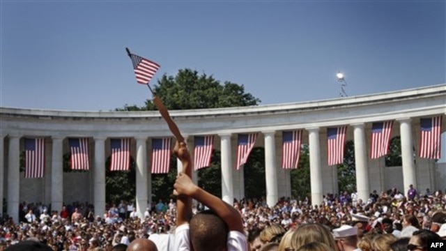 Ðám đông tựu họp tại Nghĩa Trang Arlington chờ Tổng thống Obama đến dự lễ tưởng niệm Ngày Chiến Sĩ Trận Vong