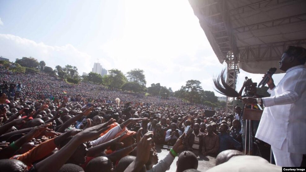 Kiongozi wa muugano wa upinzani nchini Kenya, Raila Odinga, amesema hakususia maadhimisho ya Madaraka Day mjini Nakuru, kufuatia mwaliko wa rais Uhuru Kenyatta wa nchi hiyo, na akaeleza kwamba mwaliko huo ulitolewa nyakati za mwisho mwisho.