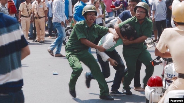 Người biểu tình bị bắt giữ tại Việt Nam. (Ảnh: Facebook Le Cong Dinh)
