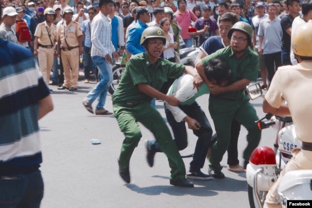 Chính quyền huy động đông đảo các lực lượng để ngăn cản,<br/> vây bắt người biểu tình, ngày 8/5/2016.