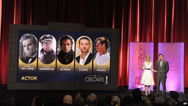 Aktris Emma Stone dan pembawa acara piala Oscar 2013 Seth MacFarlane mengumumkan daftar nominasi penghargaan Academy Awards ke-85 di Beverly Hills, California (10/1). (Foto: Invision/AP)