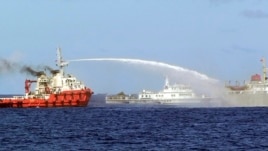 Ảnh do Cảnh sát biển Việt Nam công bố cho thấy tàu Trung Quốc (trái) dùng vòi rồng phun thẳng vào tàu Việt Nam, ngày 7/5/2014.