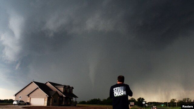 Ông Brad Mack người săn bão (storm chaser) đang thu hình cơn bão lốc ở Oklahoma