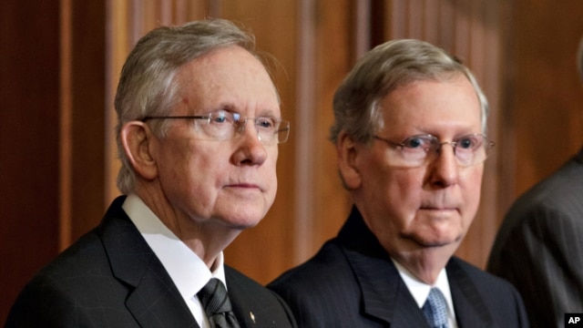 Lãnh tụ khối đa số Harry Reid và lãnh tụ khối thiểu số Mitch McConnell (phải). 