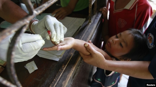 Trẻ em sống ở biên giới Thái Lan-Miến Điện xét nghiệm bệnh sốt rét trong huyện Yoke Sai, tỉnh Kanchanaburi.