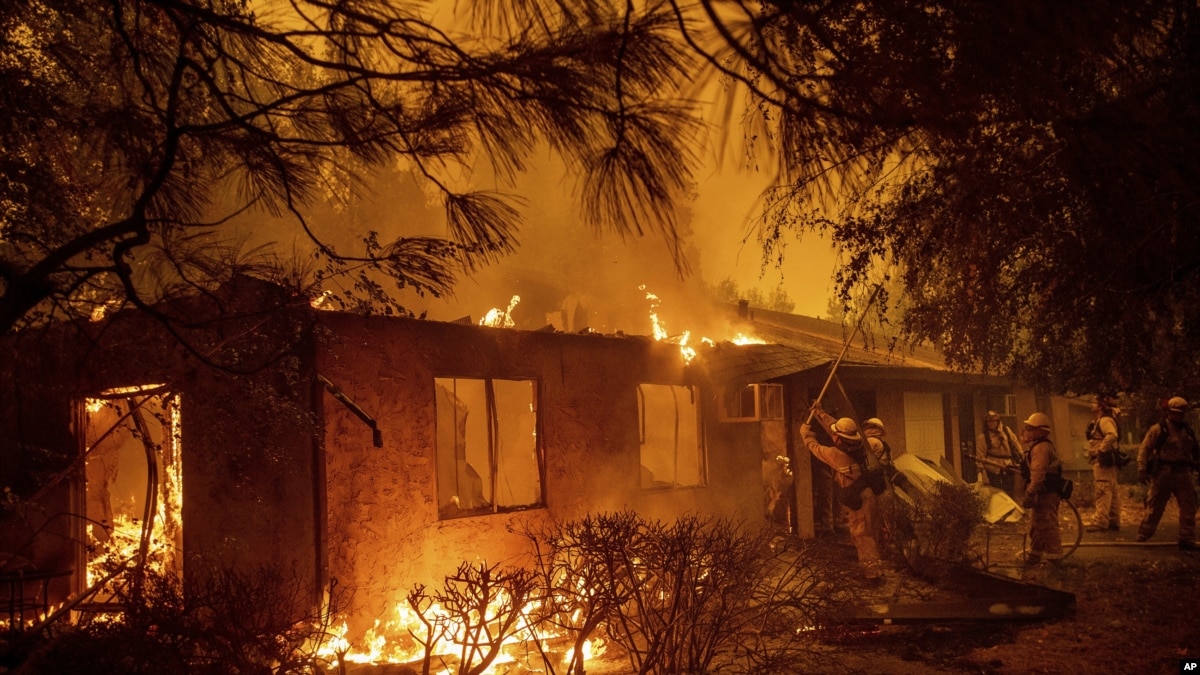 Incendio arrasa Paradise y causa 9 muertos en California