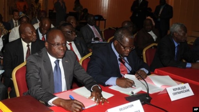 Une délégation de la RCA attendant l’ouverture des négociations à Libreville, Gabon 9 janvier, 2013