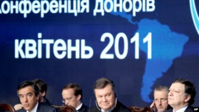 French PM Francois Fillon, left, Ukrainian President Viktor Yanukovych, center, and President of the European Commission Jose Manuel Barroso during the Chernobyl Pledging Conference in Kiev, Ukraine, April 19, 2011