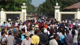 အင္းစိန္အက်ဥ္းေထာင္ေရွ႕။