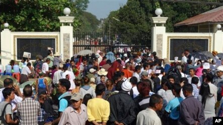 အက်ဥ္းေထာင္ေရွ႕ ေစာင့္ဆိုင္းေနၾကသူမ်ား။ (ဒီဇင္ဘာ ၃၁၊ ၂၀၁၃)