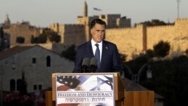 El candidato republicano Mitt Romney habla en Jerusalem, el domingo 29 de julio.