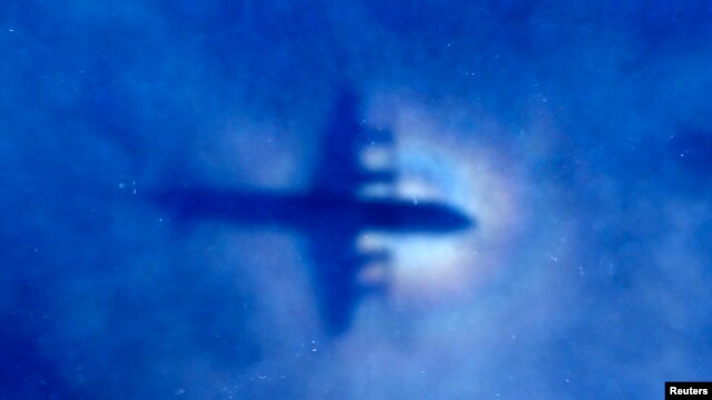 La silueta de un avión P3 Orion de la Fuerza Aérea Neozelandesa cruza nubes bajas durante la búsqueda del vuelo 370 de Malaysian Airlines.