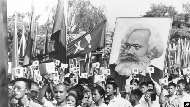 文革初期,中国青年挥舞毛主席语录,抬着马克思像游行(1966年9月14日)