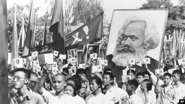 年轻人们在红卫兵游行中高举毛泽东的红宝书(1966年9月14日)
