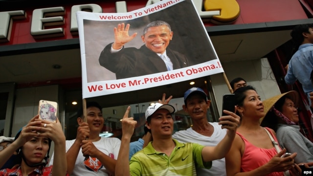 Người đân đổ ra đường chào đón Tổng thống Barack Obama ở Tp. Hồ Chí Minh, ngày 24 tháng 5 năm 2016.