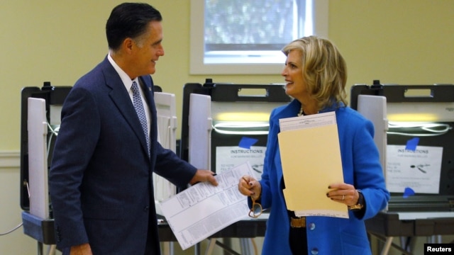 Ứng cử viên tổng thống của đảng Cộng hòa Mitt Romney và vợ đi bỏ phiếu tại Belmont, bang Massachusetts, ngày 6/11/2012.