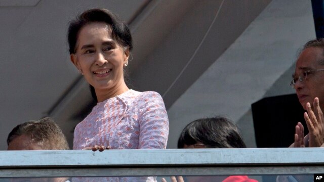 Lãnh tụ đối lập Aung San Suu Kyi phát biểu tại Trụ sở Đảng Liên minh Dân chủ Toàn quốc (NLD) ở Yangon, ngày 9/11/2015. Bà Suu Kyi nói Liên minh Dân chủ Toàn quốc của bà đã thắng khoảng 75% số ghế đại biểu được mang ra bầu chọn 