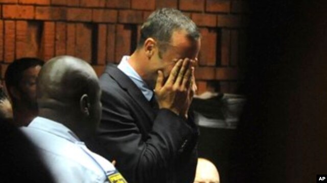 Bintang olimpiade, Oscar Pistorius menangis di pengadilan Pretoria, Afsel (Jumat 15/2), saat mendengarkan tuntutan tim jaksa.
