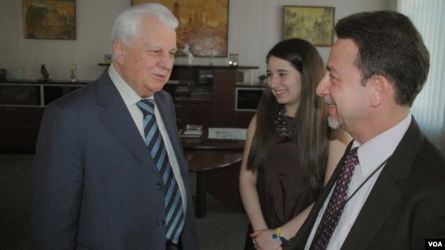 Ông Leonid Kravchuk (trái), tổng thống đầu tiên của Ukraine nói chuyện với Thông tín viên VOA Steve Herman tại Kyiv