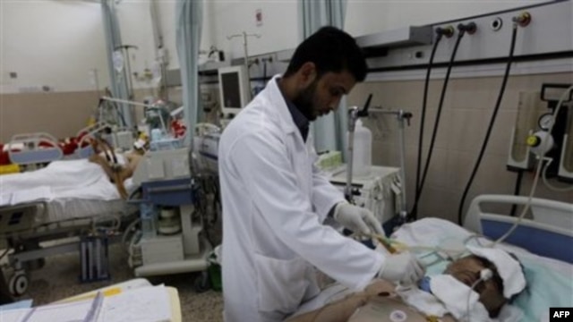 Một bác sĩ Libya chữa trị cho 1 người bị thương hồi tuần trước trong cuộc biểu tình chống lại lãnh đạo Libya Moammar Gadhafi tại Benghazi, Libya, 24/2/2011