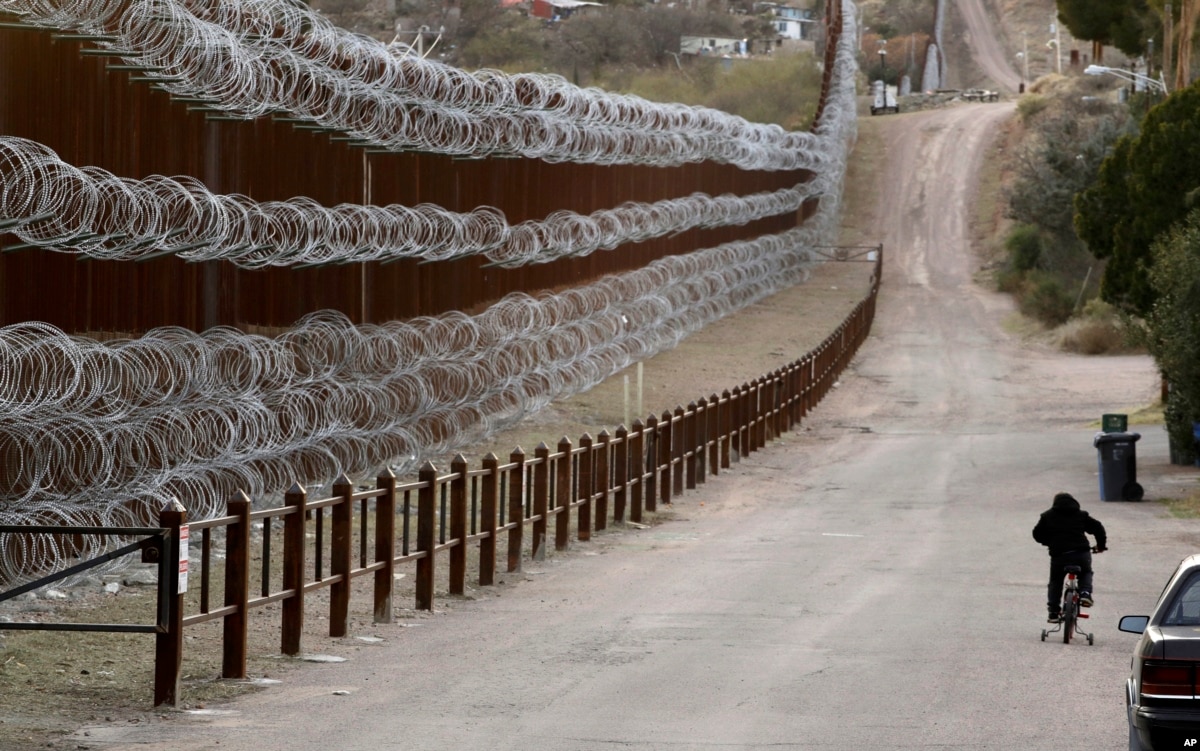 Ejército de EEUU pinta sección de muro fronterizo