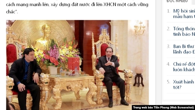 Một bức được nhiều người sử dụng mạng ở Việt Nam chú ý là bức nguyên Tổng bí thư Nông Đức Mạnh ngồi trên một chiếc ghế chạm trổ đầu rồng màu vàng, nói chuyện với Bí thư thứ nhất Trung ương Đoàn Nguyễn Đắc Vinh.