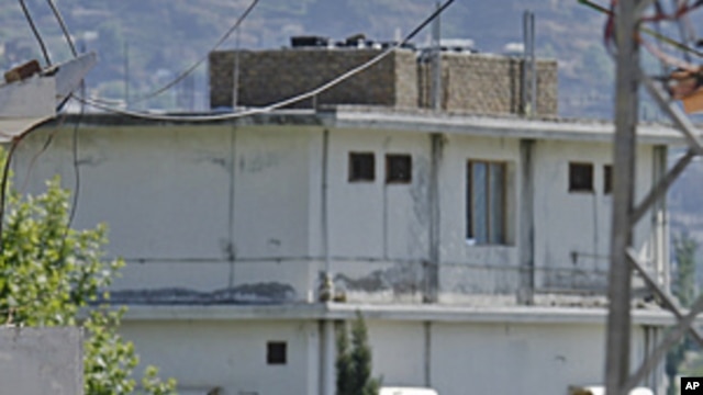 Pakistani children walk past the house of former al-Qaida leader Osama bin Laden in Abbottabad, Pakistan, May 8, 2011 (file photo).