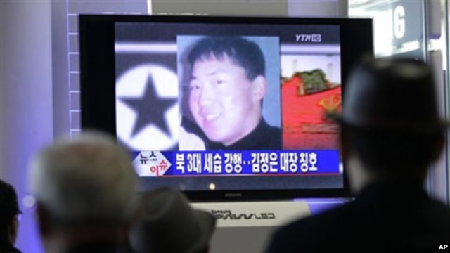 South Koreans watch a TV news program at the Seoul Railway Station in Seoul, South Korea, 28 Sep 2010