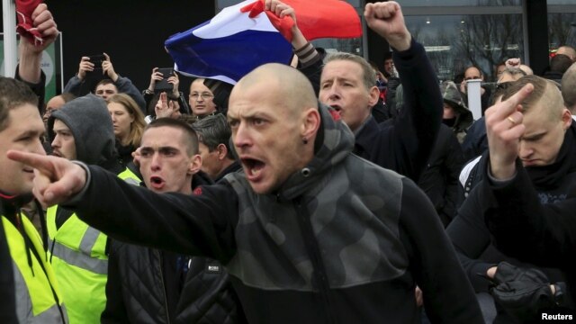 Người biểu t́nh hô vang các khẩu hiệu bài di dân trong cuộc xuống đường do Pegida tổ chức ở Calais, Pháp, ngày 6/2.
