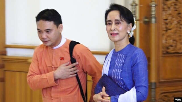 Bà Aung San Suu Kyi bước vào trụ sở Quốc hội ở Naypyitaw với một thành viên đảng NLD.