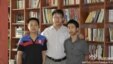 Luật sư nhân quyền Trương Khải (giữa) vừa bị chiếu cảnh nhận tội trên đài truyền hình nhà nước Trung Quốc.