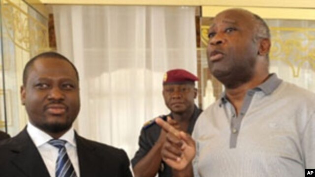 Ivory Coast President Laurent Gbagbo (R) speaks with Prime Minister Guillaume Soro before a meeting at the presidential palace in Yamoussoukro, 18 Feb 2010