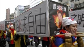Activists carrying mock-ups of coffins to mourn for those who killed themselves in self-immolation, take part in a rally to commemorate the uprising in Lhasa 53 years ago against Chinese rule, March 10, 2012. 
