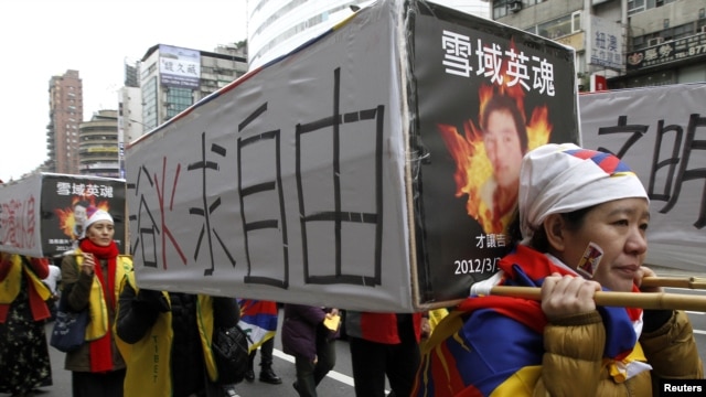 Activists carrying mock-ups of coffins to mourn for those who killed themselves in self-immolation, take part in a rally to commemorate the uprising in Lhasa 53 years ago against Chinese rule, March 10, 2012. 