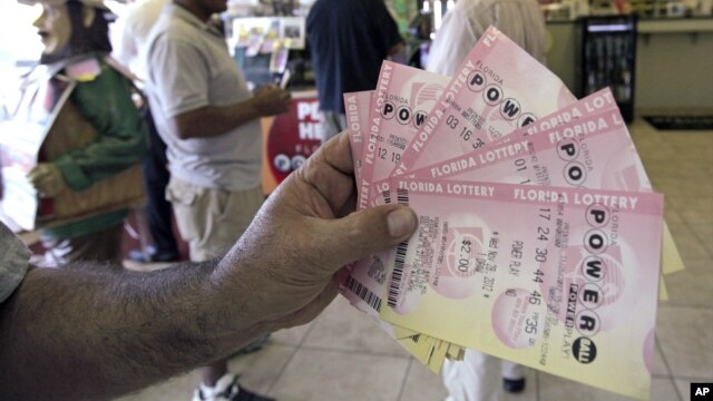 En Florida, como en muchos estados,  los estadounidenses compraron como pan caliente los billetes del Powerball con la esperanza de convertirse en millonarios. 