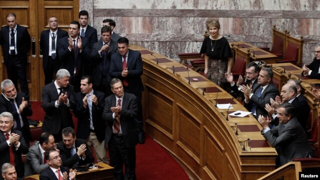 Greece's Prime Minister Antonis Samaras (R) and lawmakers of the government applaud after the second of three rounds of a presidential vote at the Greek parliament in Athens, Dec. 23, 2014. 