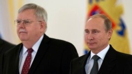 U.S. Ambassador to Russia John Tefft, left, and Russian President Vladimir Putin pose for a photo after presentation of credentials in the Kremlin, Moscow, Russia, Nov. 19, 2014.