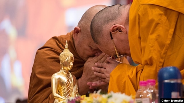 His Holiness the Dalai Lama greeting members of the Thai monastic community on his arrival on the second day of the dialog with Thai Buddhist scholars in New Delhi, India, on December 16, 2012. Photo/Tenzin Choejor/OHHDL