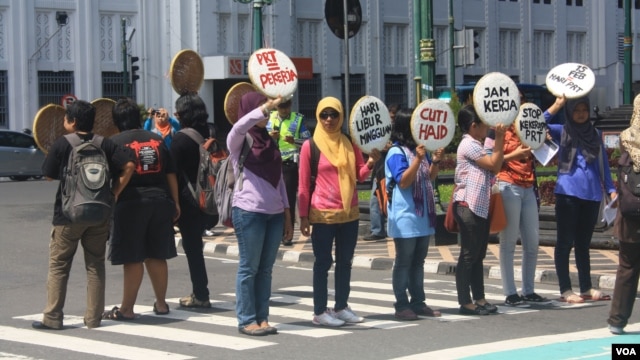 Aksi demo pekerja rumah tangga di Yogyakarta menuntut disahkannya RUU PRT oleh DPR. (VOA/Nurhadi Sucahyo)