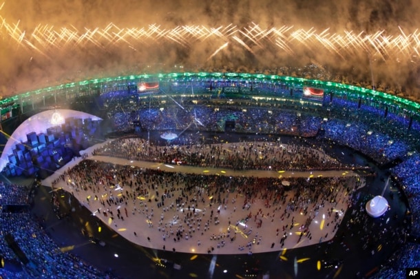 Màn trình diễn pháo hoa tại Sân vận động Maracana trong buổi lễ khai mạc Thế vận hội Mùa hè Rio de Janeiro 2016.