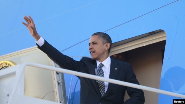 Le président Obama à bord d'Air Force One sur le tarmac de la base aérienne Andrews près de Washington, D.C. 