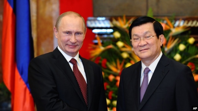 Tổng thống Nga Vladimir Putin được Chủ tịch nước Trương Tấn Sang đón tiếp tại Hà Nội vào tháng 12/2013.