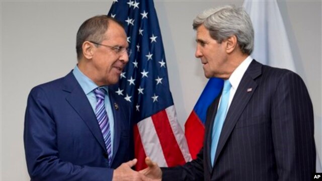 Ngoại trưởng Mỹ John Kerry bắt tay với Ngoại trưởng Nga Sergei Lavrov tại Bandar Seri Begawan, Brunei, ngày 2/7/2013.