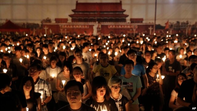 Hàng chục nghìn người thắp nến tưởng nhớ vụ Thiên An Môn ở công viên Victoria ở Hong Kong hôm 4/6.