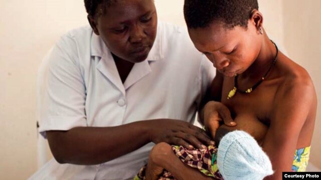 Nurse Koletha teaches Mwajuma how to breastfeed her one-day-old baby boy at the Lindi Regional Hospital, Tanzania. (Credit: Caroline Trutmann / Save the Children )