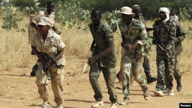 Membros das forças governamentais malianas treinam a 600 Km a nordeste de Bamako