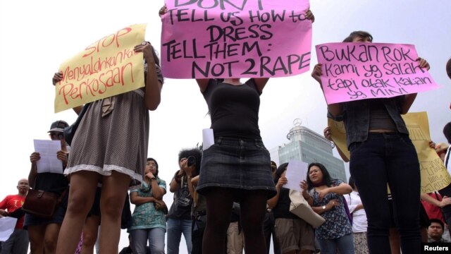 Para perempuan memprotes komentar yang mengatakan bahwa pemakaian rok mini telah mengundang perkosaan. (Foto: Dok)