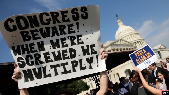 Công nhân viên chức bị cho thôi việc biểu tình bên ngoài Quốc hội Mỹ, ngày 4 tháng 10, 2013.