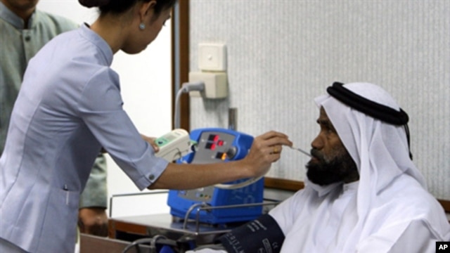 A Thai nurse takes temperature and blood pressure of a patient from Middle East prior to seeing a doctor at Thailand's top private hospital, Bumrungrad International, in Bangkok, 06 September 2006.